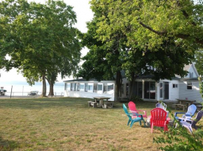 Lil's On The Lake - On Crystal Lake & Dog-friendly